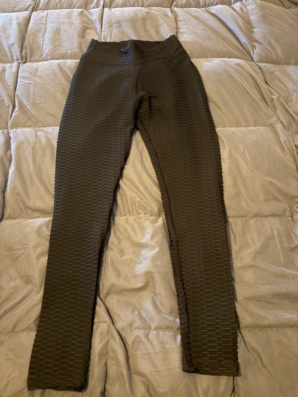 Butt enhancing Honeycomb style Scrunch Black Textured High-Rise Leggings